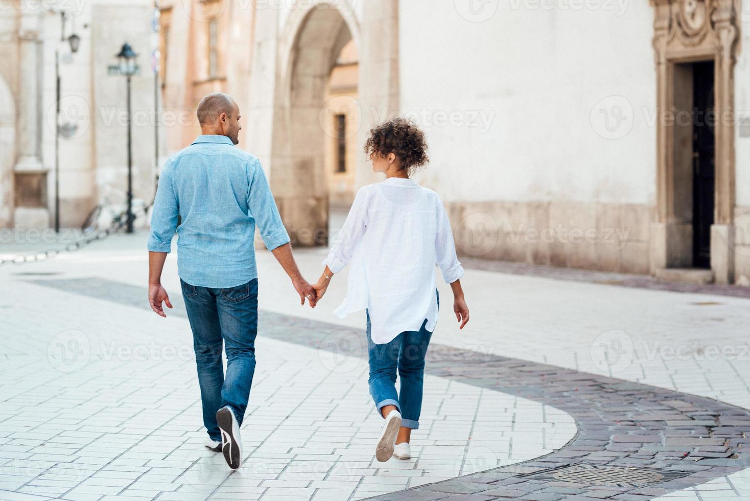 man en een meisje lopen 's ochtends vrolijk door de lege straten foto