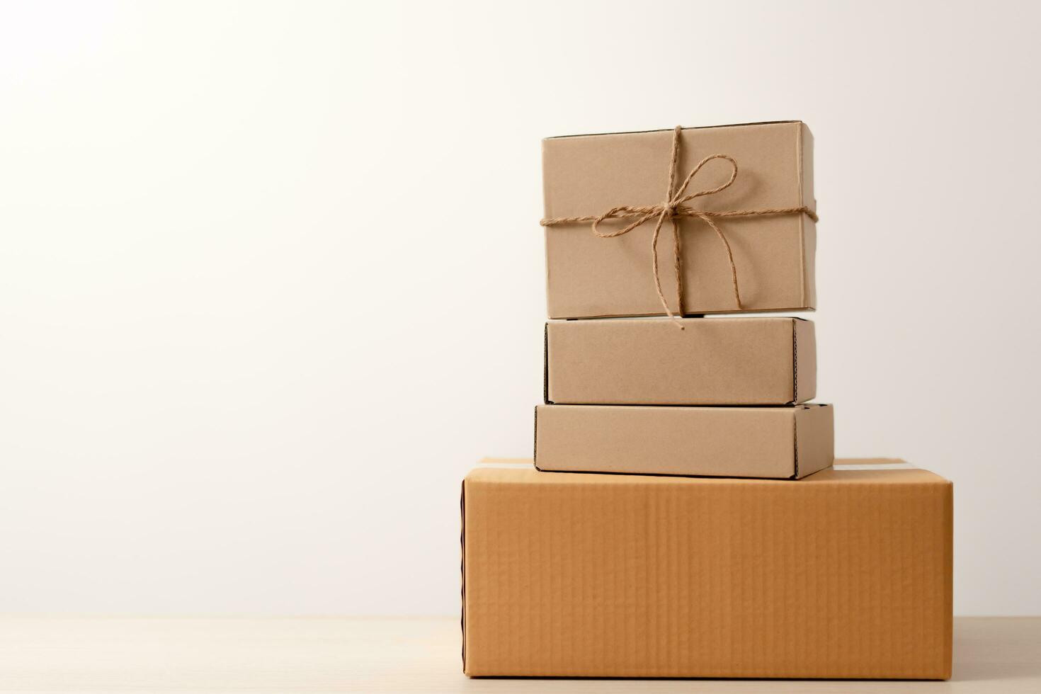 vrouw handen Holding Cadeau doos met een lint boog. concept van geschenk doos minimalistische stijl. tonen bruin karton dozen levering iemand in speciaal gelegenheden of pakket leveren onderhoud. foto
