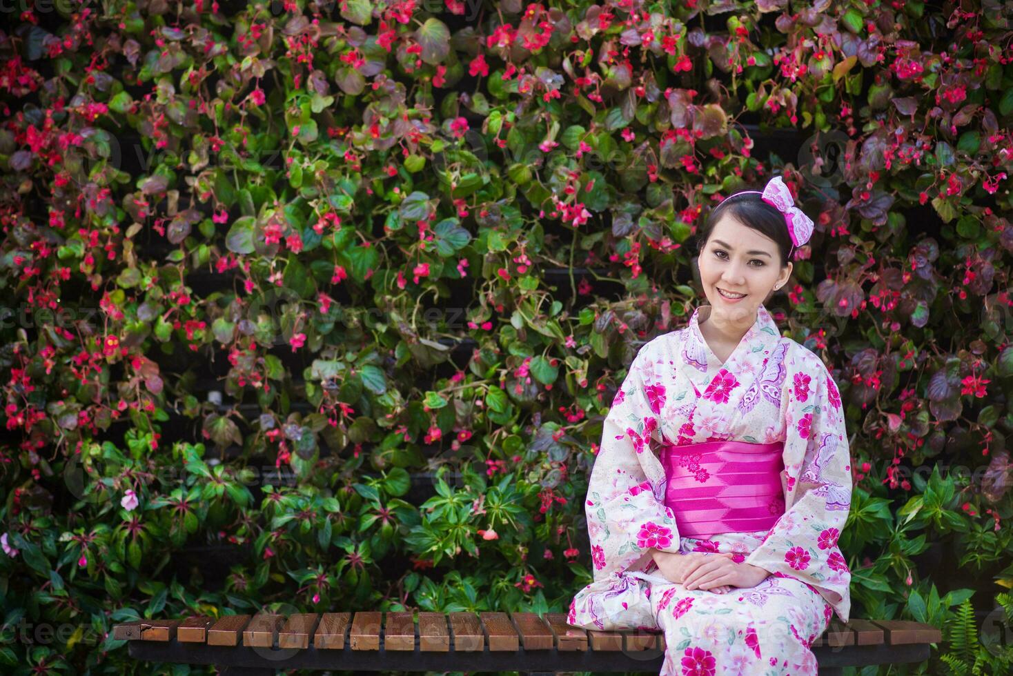 mooi jong vrouw vervelend Japans traditioneel yukata foto