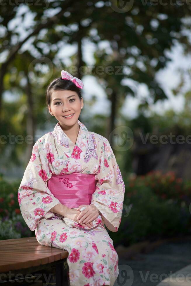 mooi jong vrouw vervelend Japans traditioneel yukata foto