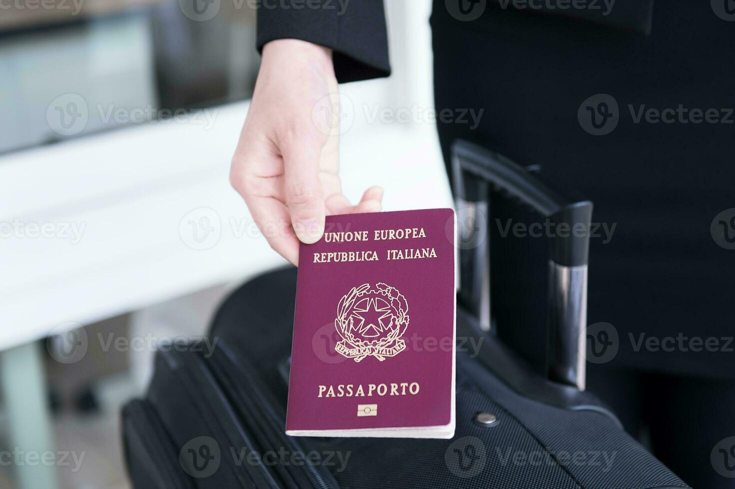 hand- Holding Italië paspoort, klaar naar reizen foto