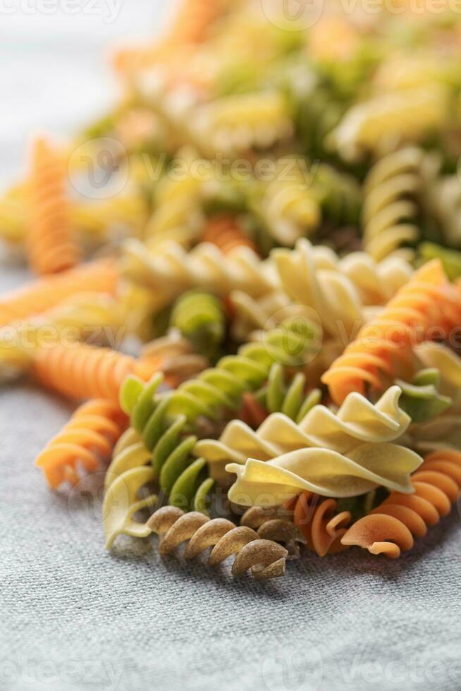 een verscheidenheid van fusilli pasta gemaakt van verschillend types van peulvruchten, groen en rood linzen, mung bonen en kikkererwten. glutenvrij pasta. foto