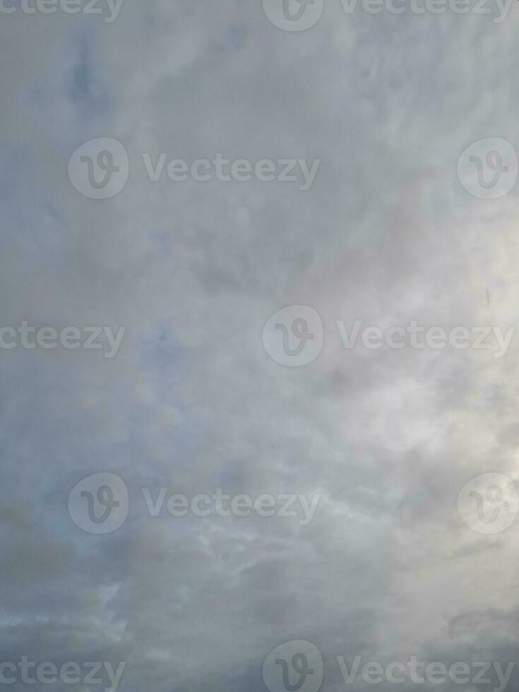 wit wolken Aan de blauw lucht perfect voor de achtergrond foto