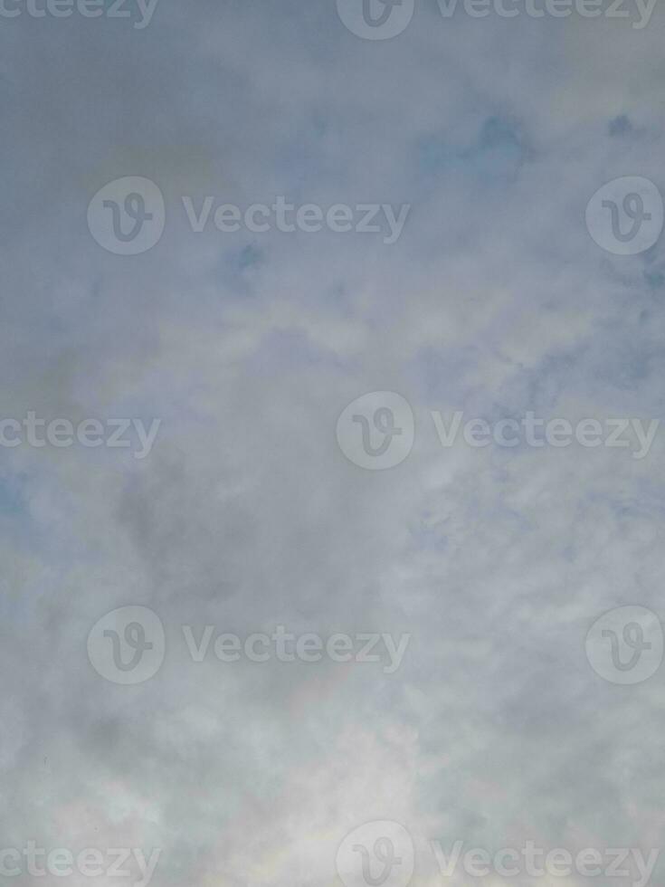 wit wolken Aan de blauw lucht perfect voor de achtergrond foto