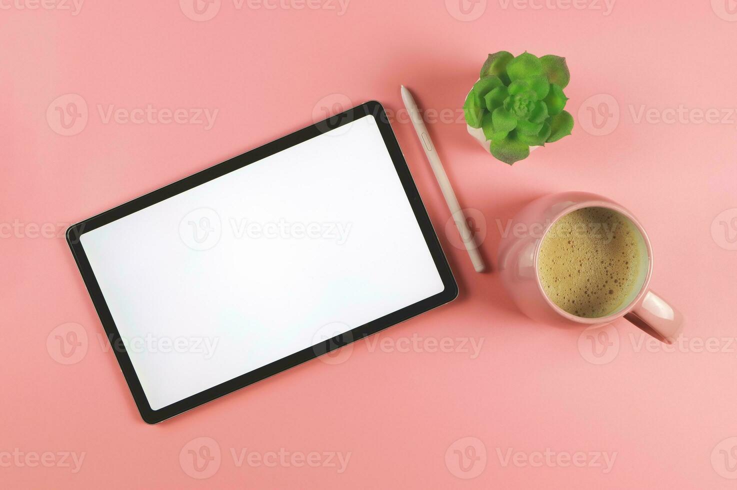vlak leggen van digitaal tablet met blanco wit scherm, roze stylus pen, roze kop van koffie, en fabriek pot geïsoleerd Aan roze achtergrond. foto