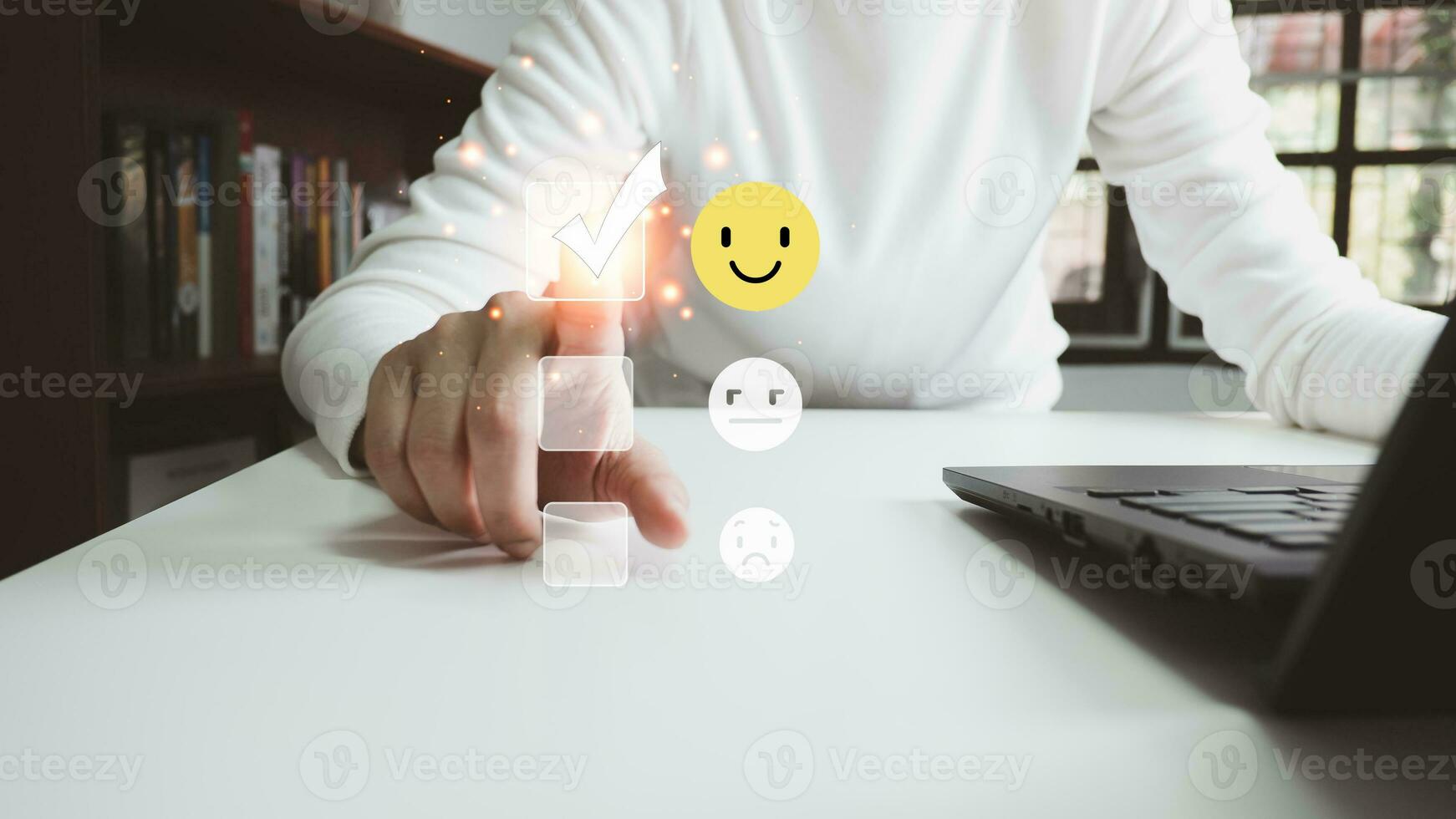 concept van klant tevredenheid en onderhoud, zakenvrouw gebruik makend van laptop naar uitdrukken hun meningen, antwoorden en tevreden scoort. foto