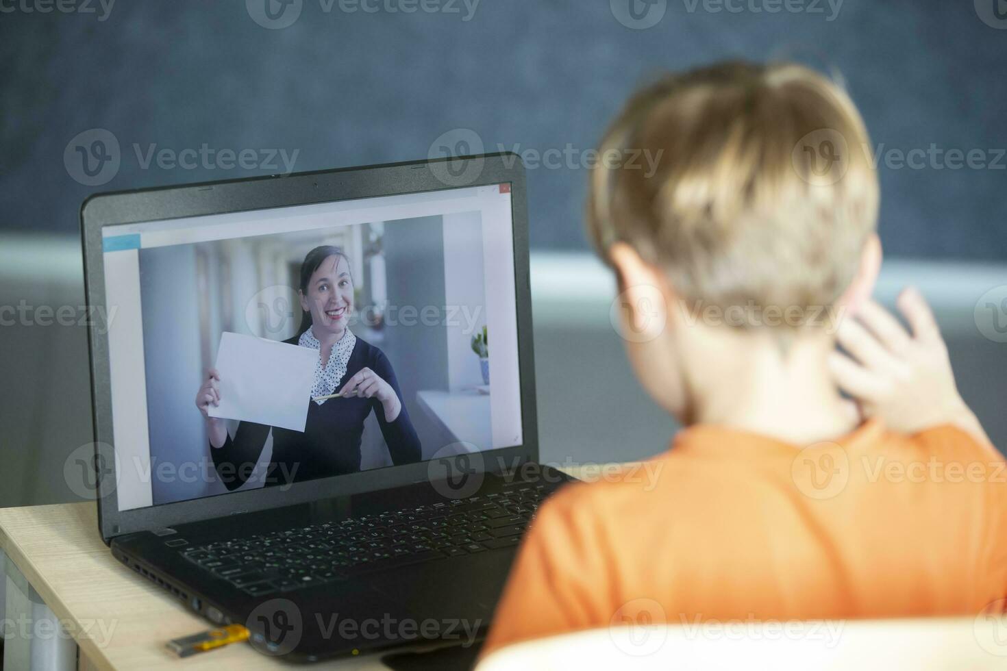 de afgelegen leraar spreekt via video koppeling met de leerling. online onderwijs en e-learning concept. huis quarantaine, afstand aan het leren en werk van huis. foto