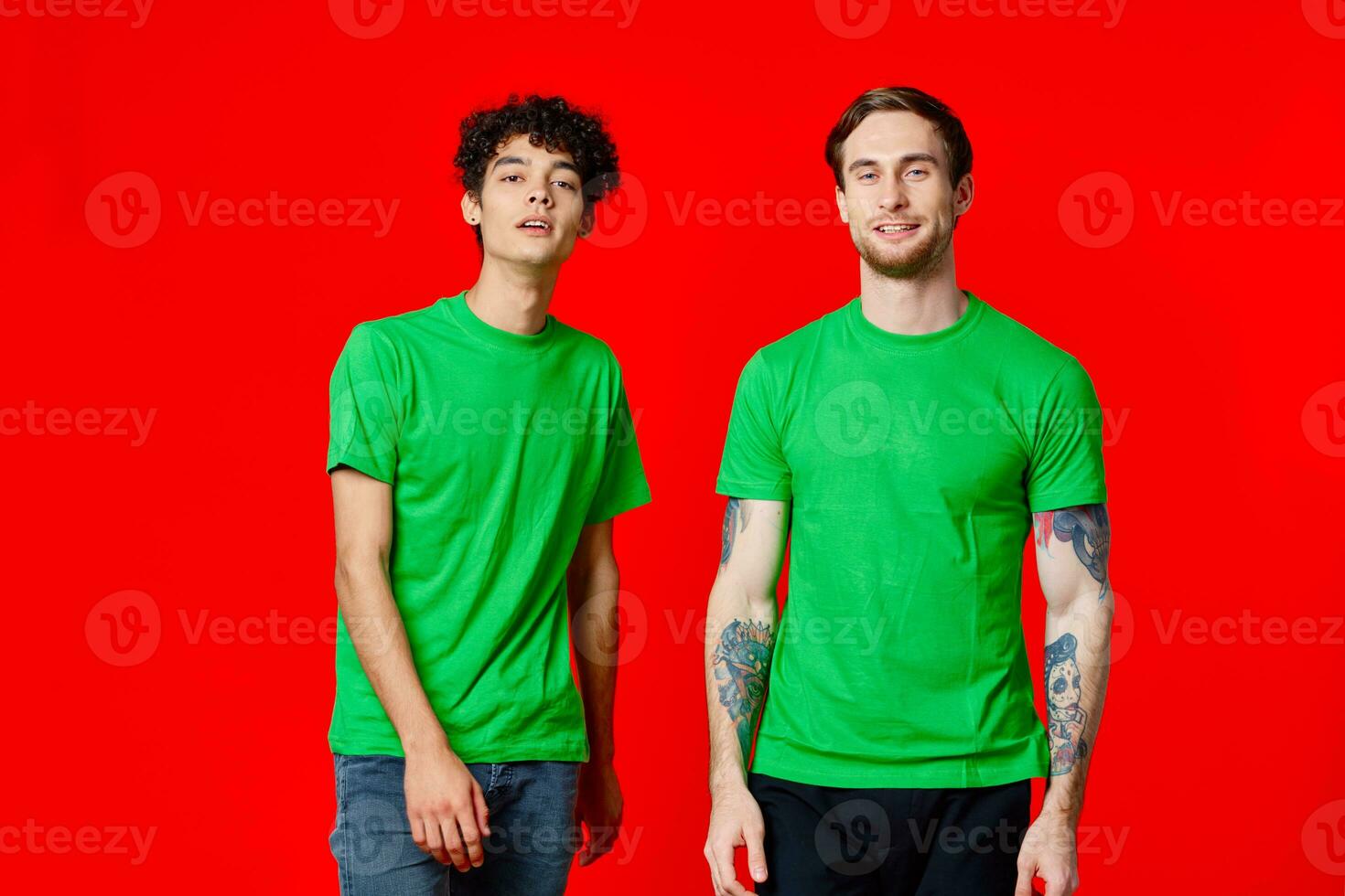 twee vrienden in groen t-shirts communicatie levensstijl rood achtergrond foto