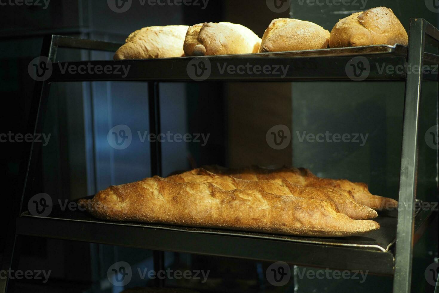 vers gebakken brood leugens Aan de schappen klaar voor uitverkoop. foto