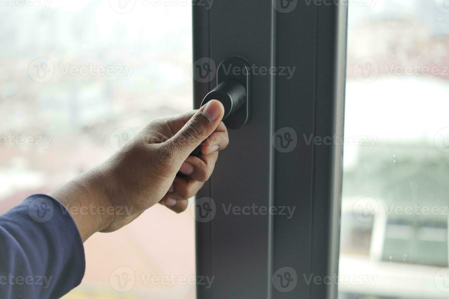 hand- Holding deur of venster omgaan met foto