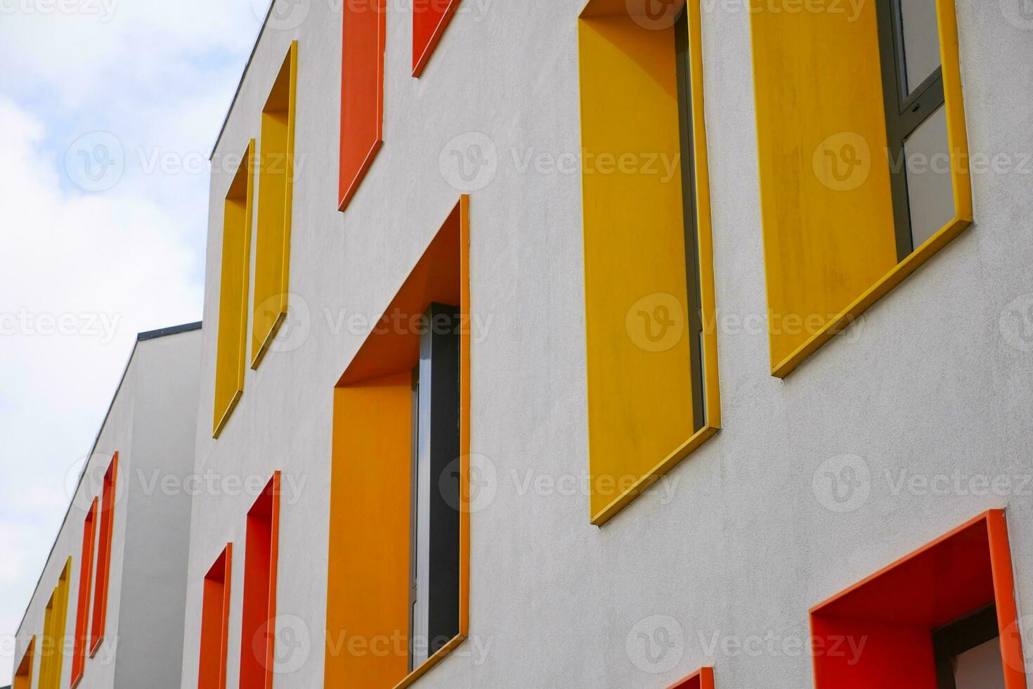 kalkoen gebouw buitenkant. kleurrijk muren, en ramen. foto