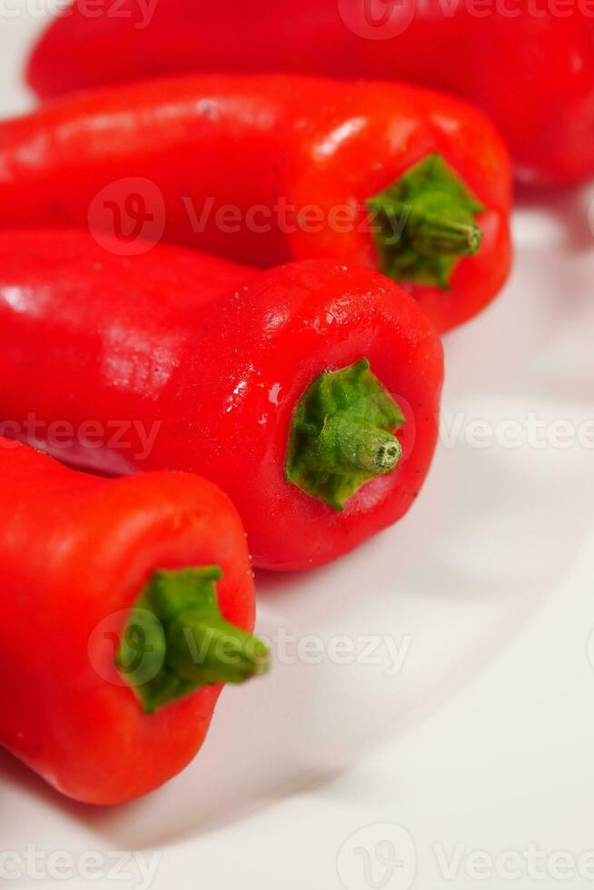 rood heet peper Aan wit achtergrond foto