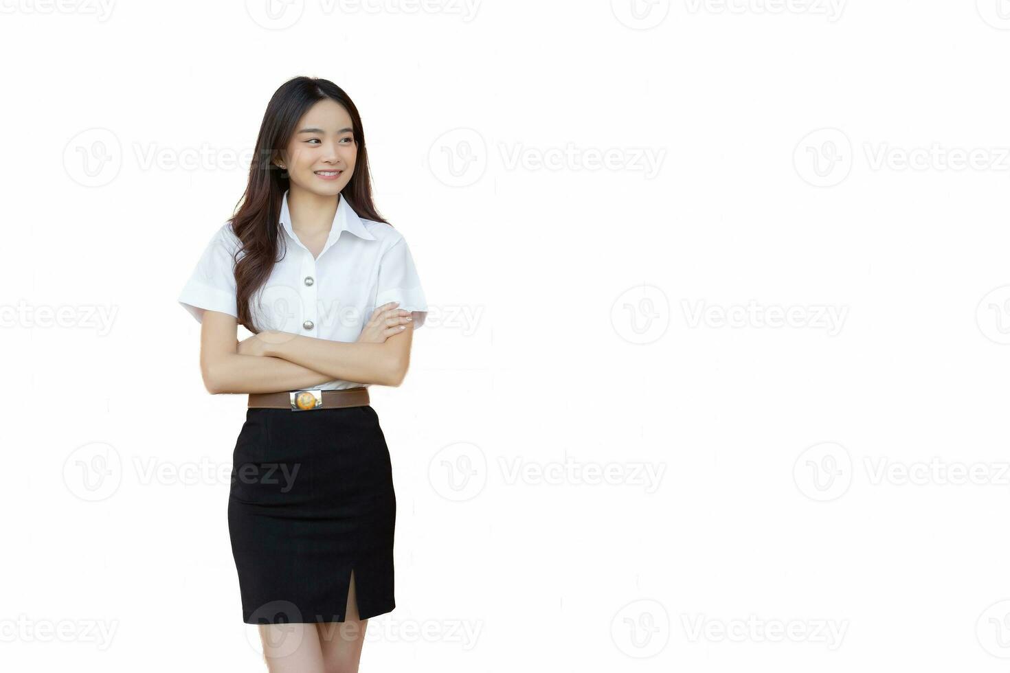 portret van een volwassen Thais leerling in Universiteit leerling uniform. mooi Aziatisch meisje staand glimlachen gelukkig en vol vertrouwen met haar armen gekruiste geïsoleerd Aan wit achtergrond. foto