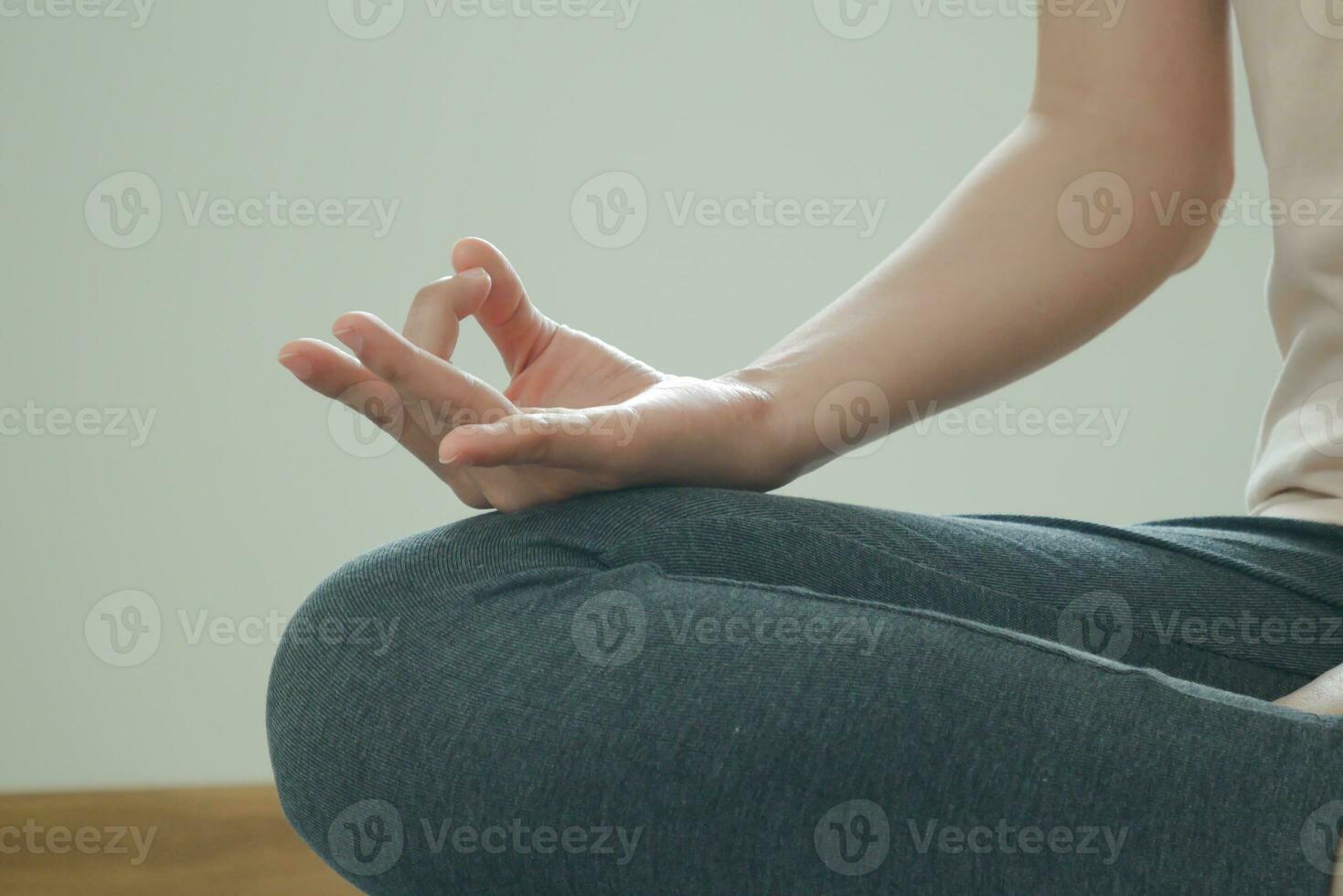 vrouw beoefenen mediteren Aan de appartement. Aziatisch vrouw aan het doen opdrachten in ochtend. evenwicht, recreatie, ontspanning, kalm, mooi zo Gezondheid, Vrolijk, kom tot rust, gezond levensstijl, verminderen spanning, vredevol, houding. foto