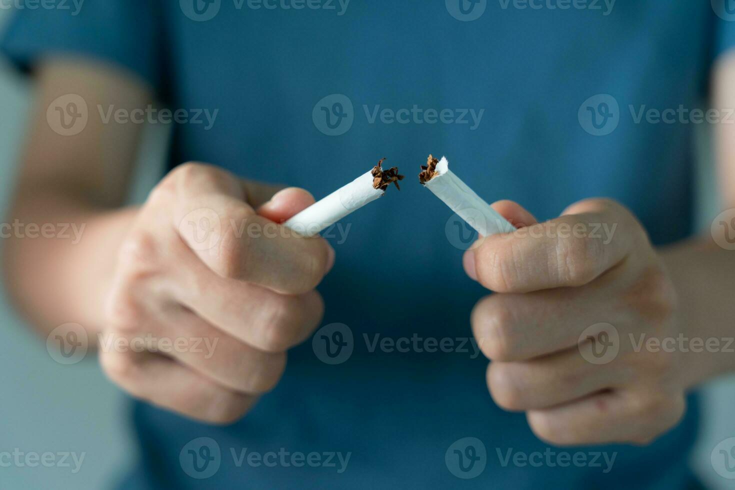 Nee roken. vrouw hou op rook, weigeren, afwijzen, breken nemen sigaret, zeggen Nee. stoppen roken voor Gezondheid. wereld tabak dag. drugs, long kanker, emfyseem , long ziekte, verdovend, nicotine effect foto