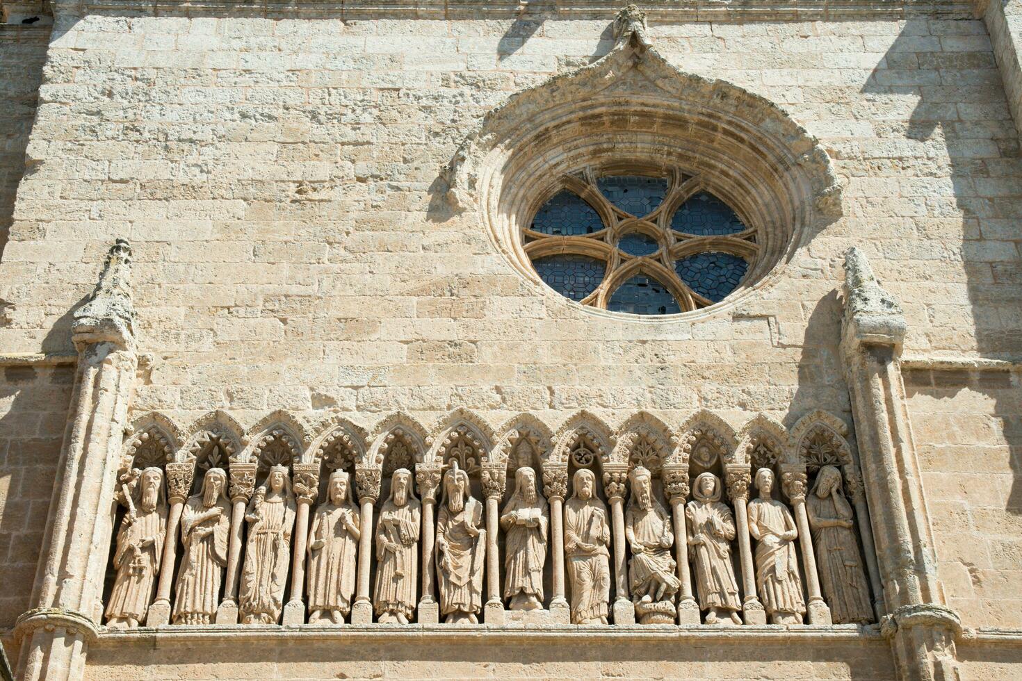 mooi steen beeldhouwwerken. facade ot de kerstman Maria kathedraal, ciudad rodrigo foto