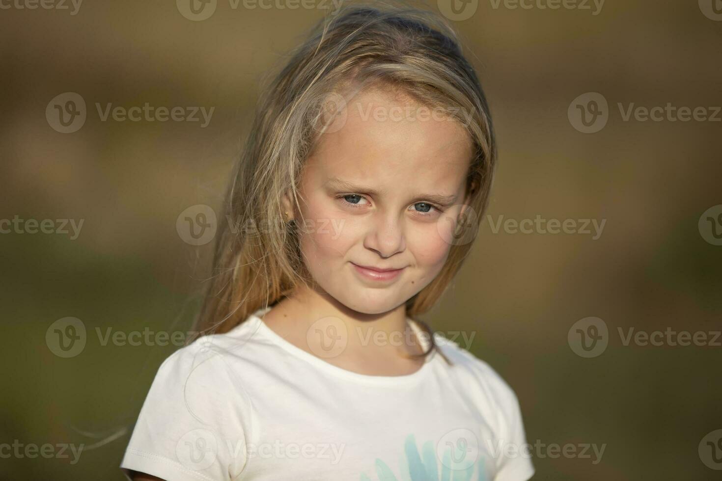 portret van een weinig blond meisje detailopname. een kind van de Europese type. foto