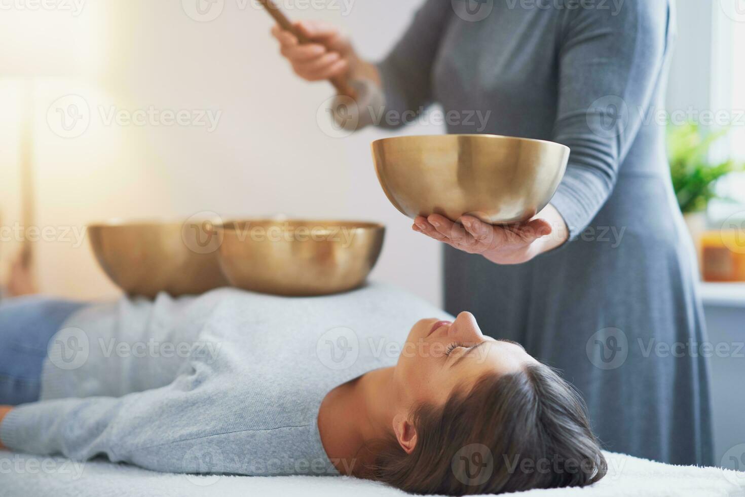 vrouw hebben een Tibetaans geluid kom massage foto