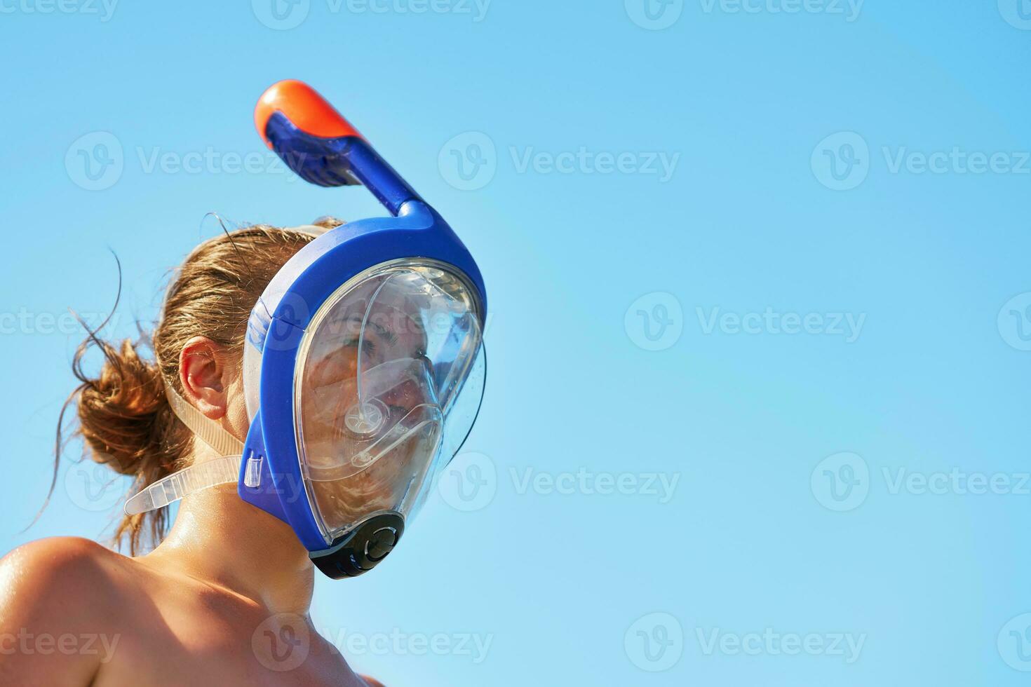 portret van een vrouw in snorkelen masker foto