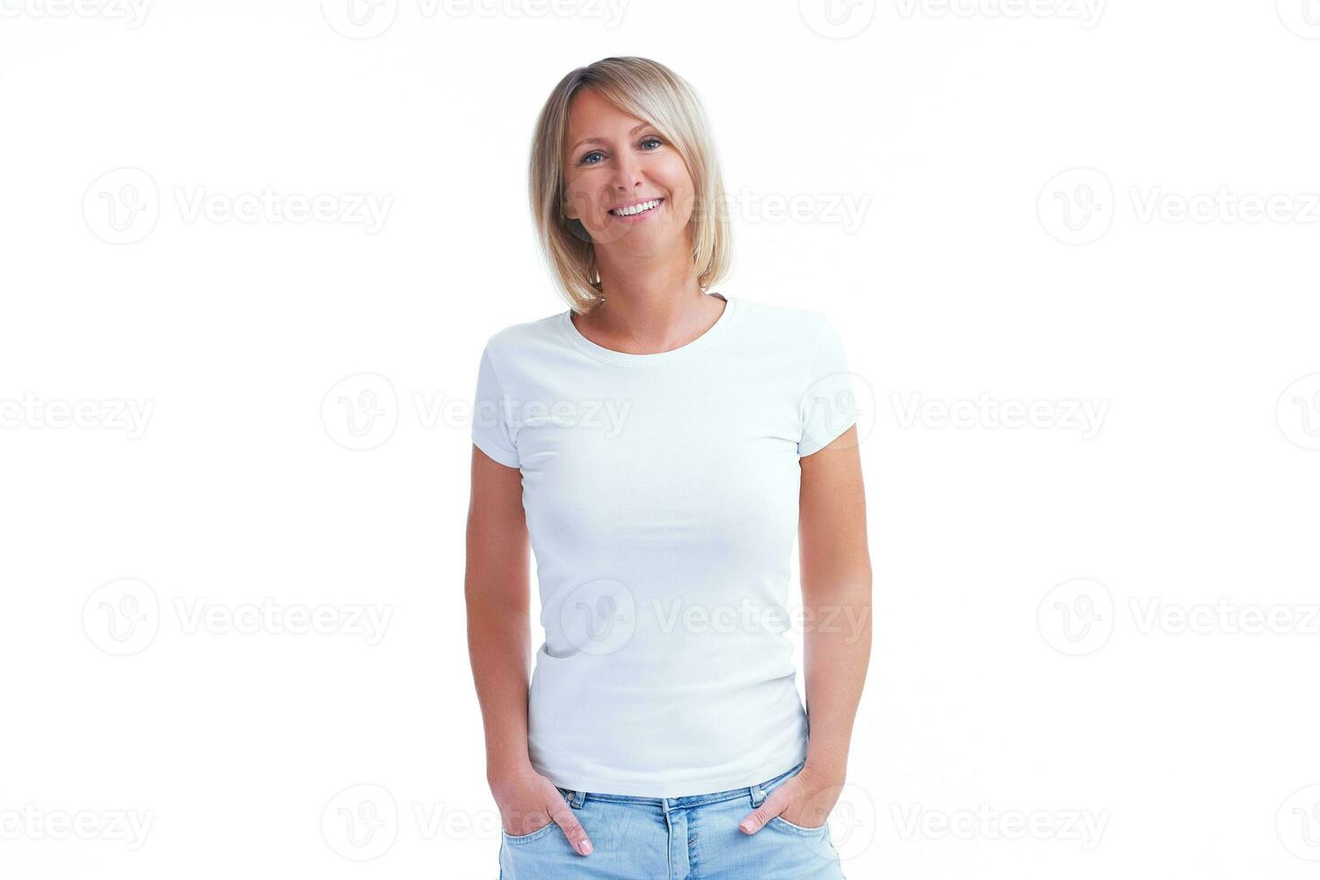 afbeelding van blond vrouw over- terug geïsoleerd achtergrond maken gelukkig gezichten foto