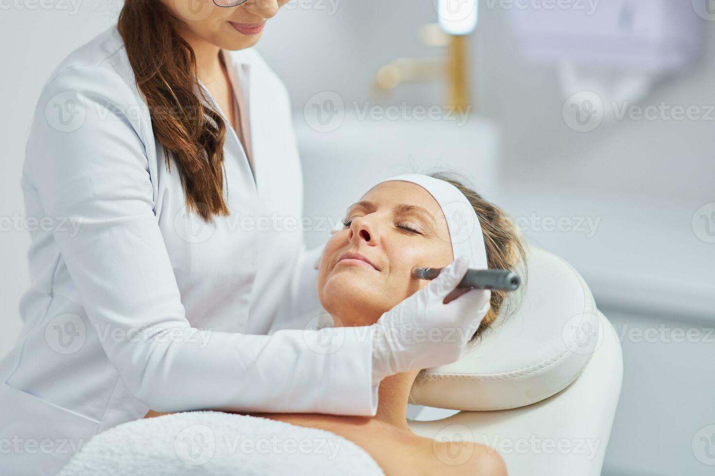 vrouw in een schoonheid salon hebben naald- mesotherapie behandeling foto