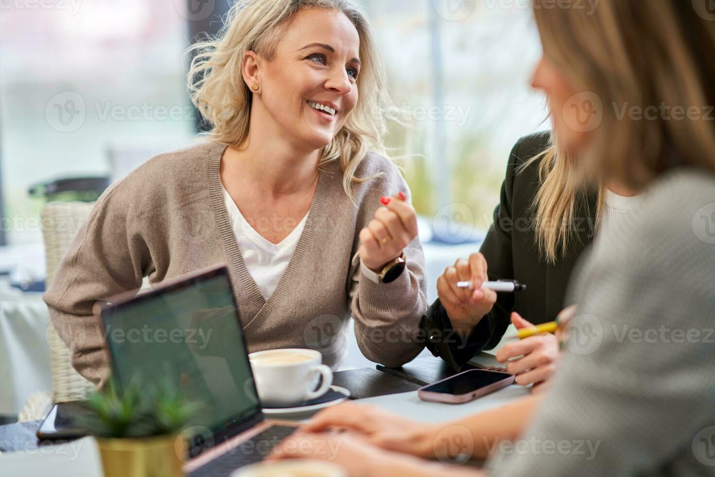 afbeelding van groep van meisjes pratend Aan bedrijf vergadering foto