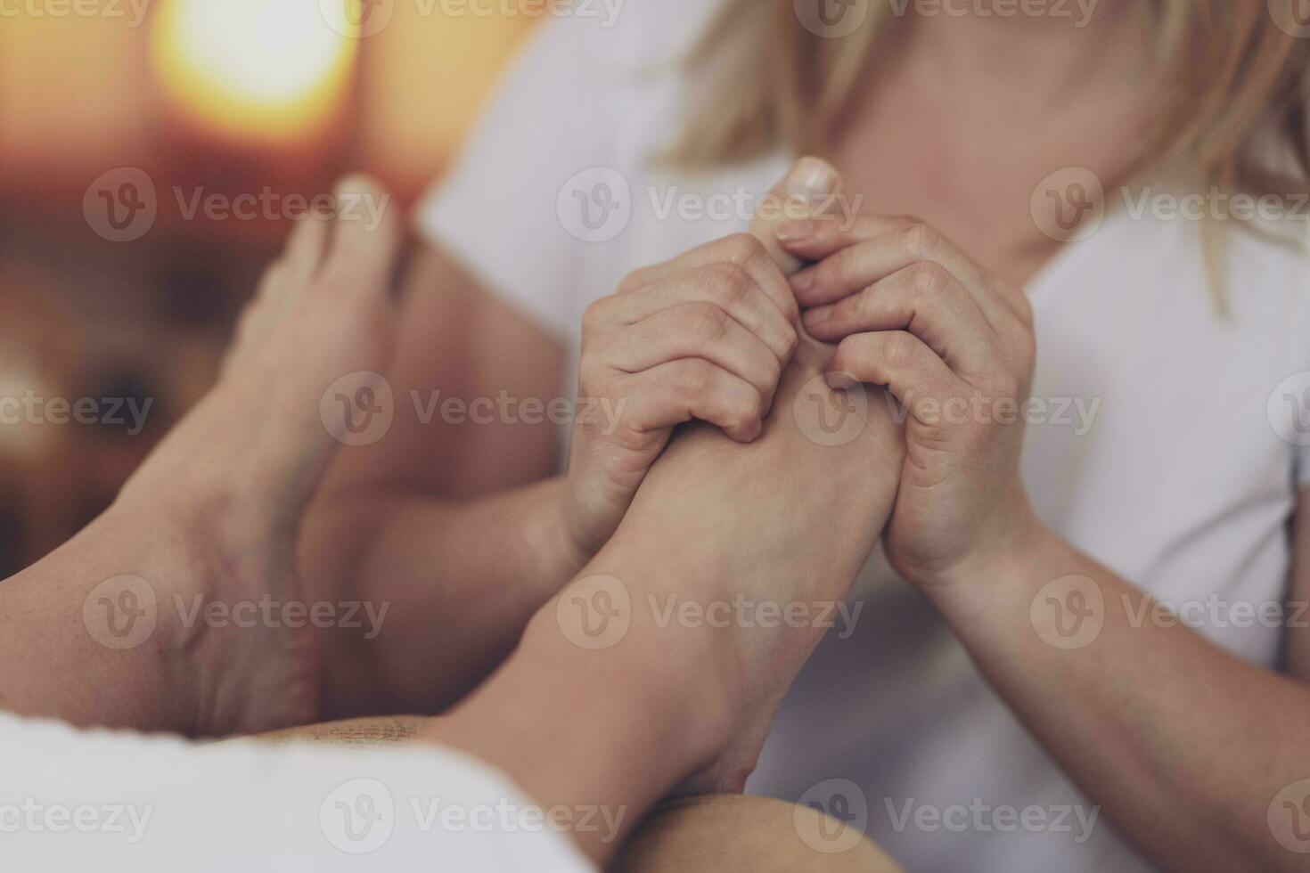vrouw hebben een reflexologie voet massage in studio foto
