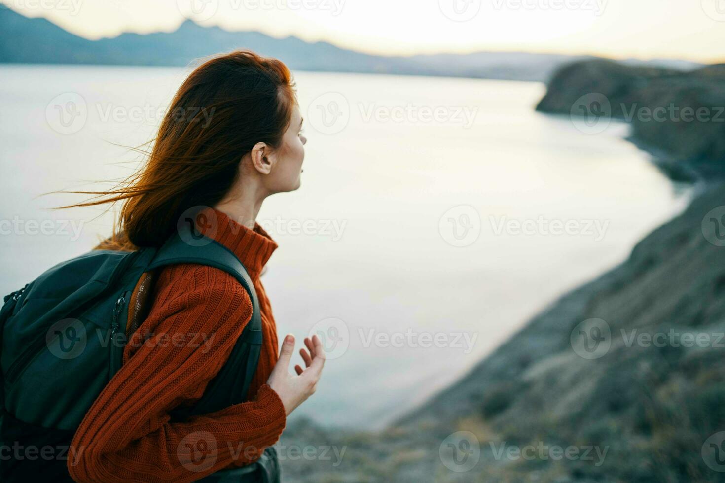 vrouw toerist rugzak bergen landschap oceaan foto