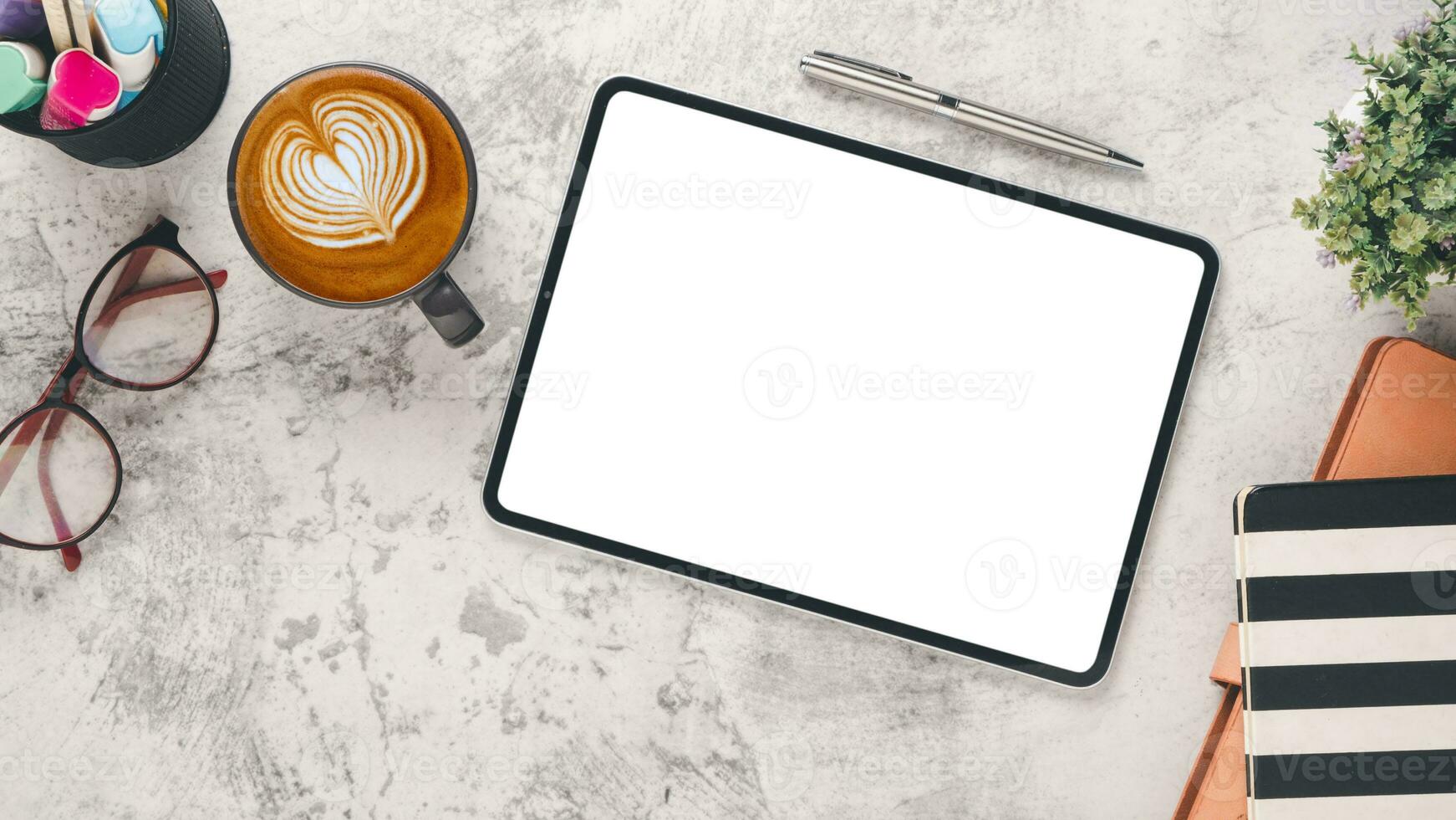 wit bureau werkplaats met blanco scherm laptop computer, notitieboekje, lenzenvloeistof, pen en kop van koffie, top visie vlak leggen. foto