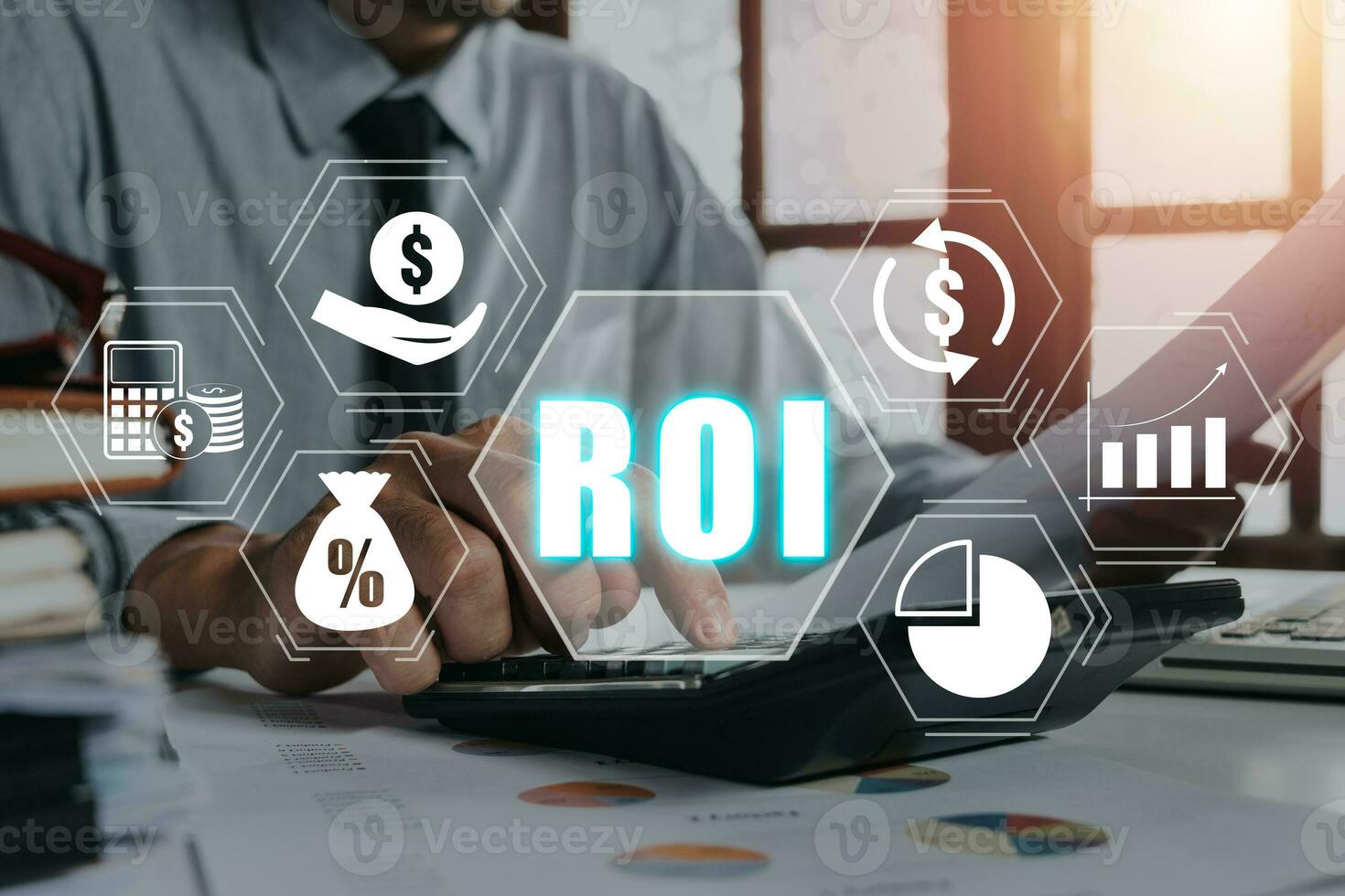 roi, terugkeer Aan investering bedrijf en technologie concept, persoon hand- gebruik makend van rekenmachine met roi icoon Aan vr scherm. foto