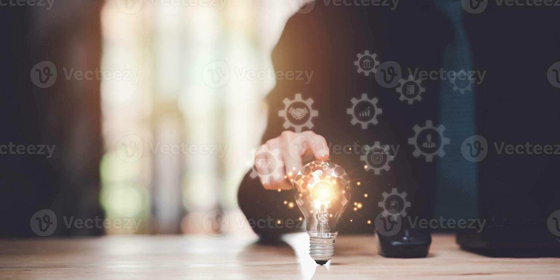 oplossing concept en demonstreren leiderschap strategieën , ideeën ,gedachte werkwijze ,innovatie en hersenen macht van brainstorming ,a licht lamp vertegenwoordigen de macht van gedachte in de menselijk hand- foto