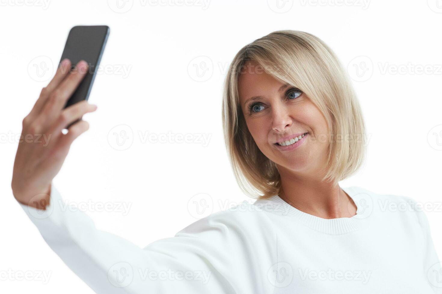 afbeelding van blond vrouw over- terug geïsoleerd achtergrond met mobiel telefoon foto
