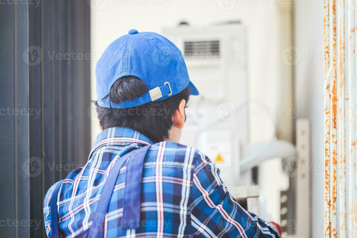 achterzijde visie van klusjesman vaststelling lucht conditioner eenheid, technicus Mens installeren lucht conditioning in een cliënt huis, onderhoud en repareren concepten foto