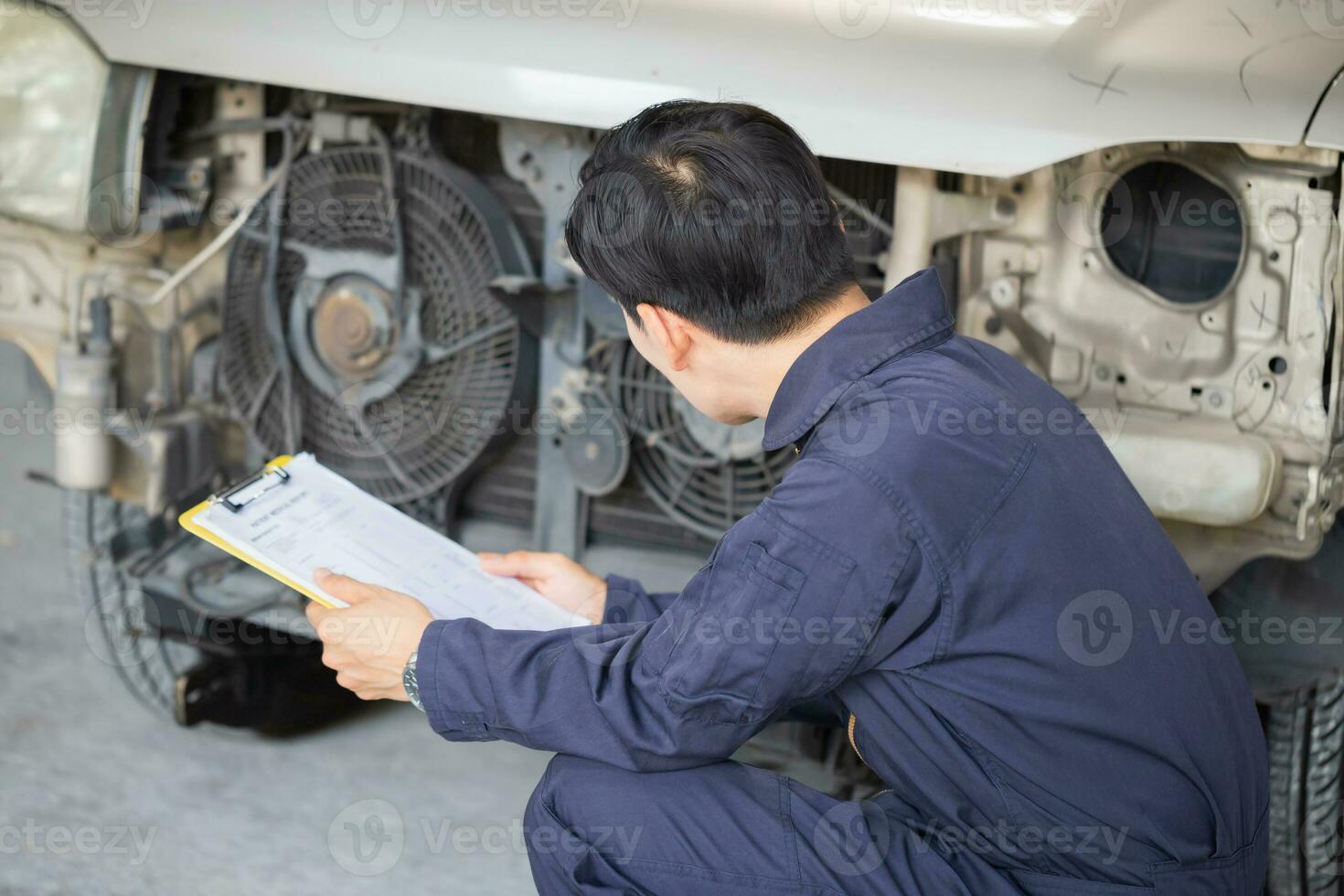 auto monteur met een controlelijst, technicus controle modern auto Bij garage, auto reparatie en onderhoud concepten foto