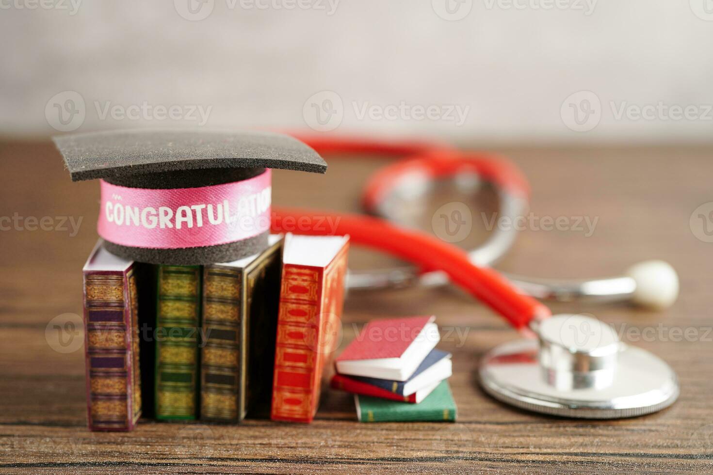 diploma uitreiking hoed Aan boek en stethoscoop met kopiëren ruimte, dokter aan het leren geneeskunde Universiteit onderwijs concept. foto