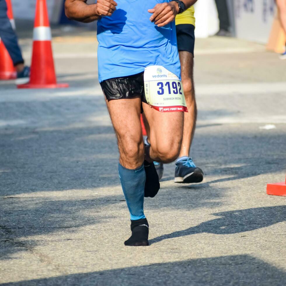 nieuw Delhi, Indië - april 16 2023 - vedanta Delhi voor de helft marathon ras na covid in welke marathon deelnemers over naar kruis de af hebben lijn, Delhi voor de helft marathon 2022 foto