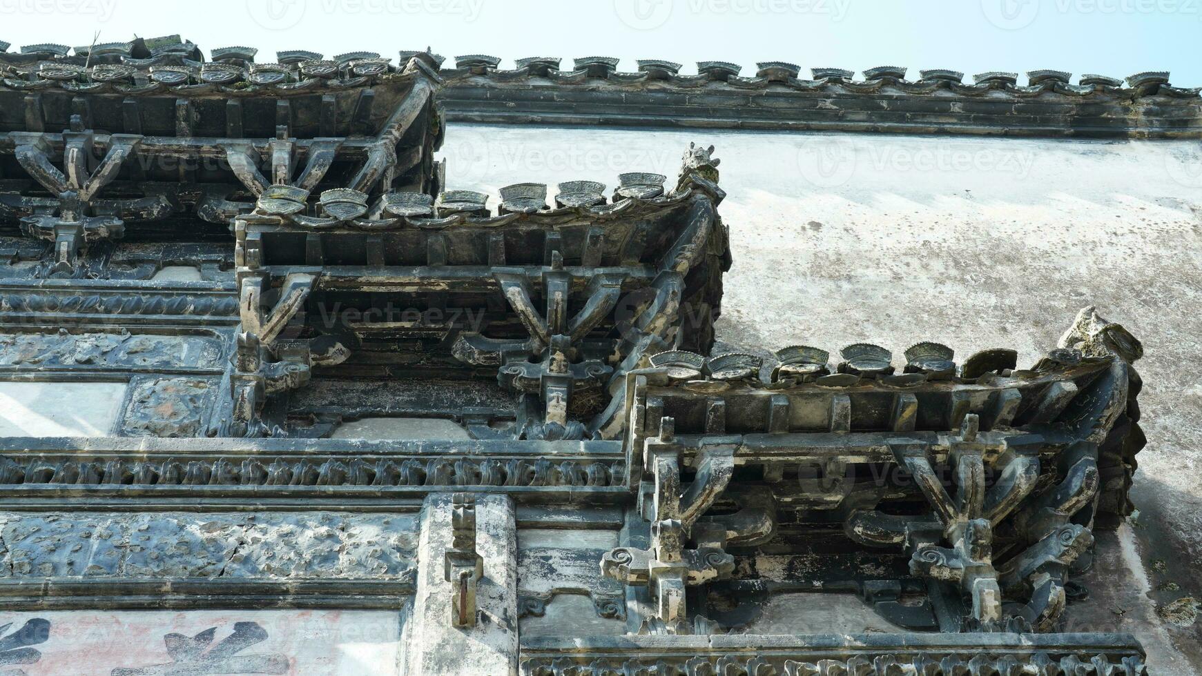 de oud Chinese huis gesneden met de mooi steen sculpturen in de platteland dorp van de China foto