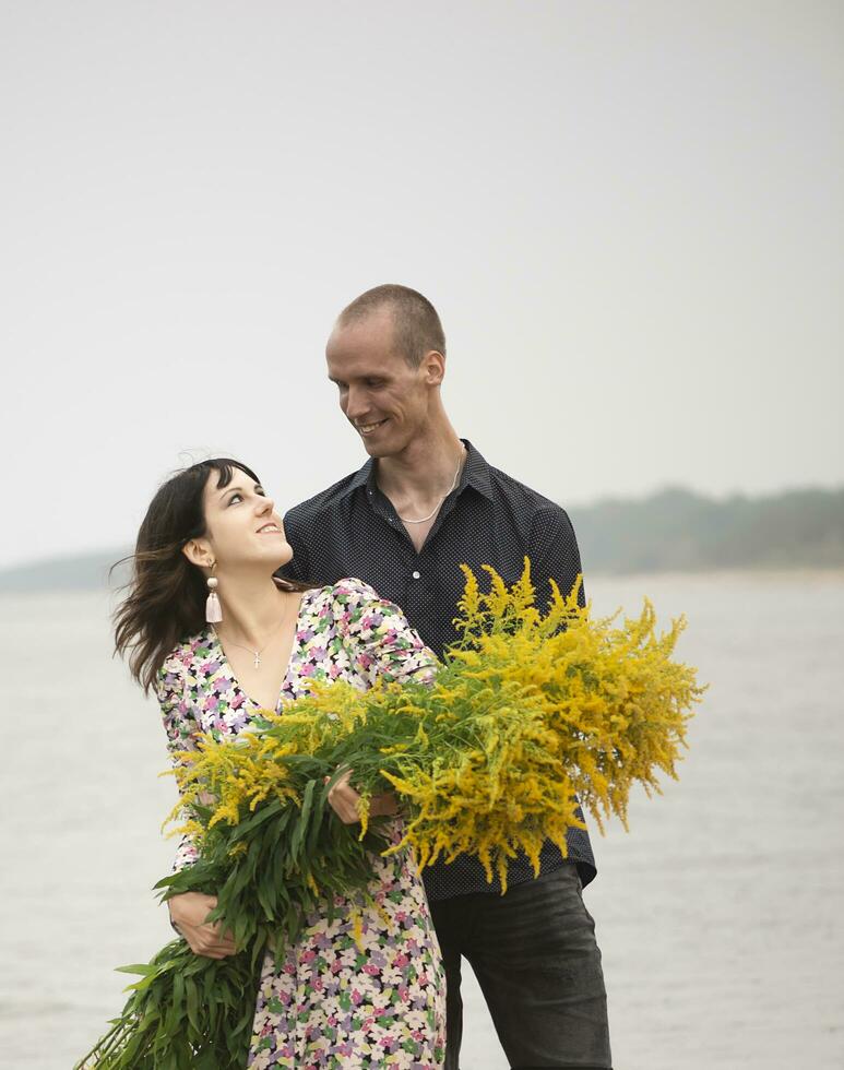 romantisch jong paar in liefde Aan de strand foto