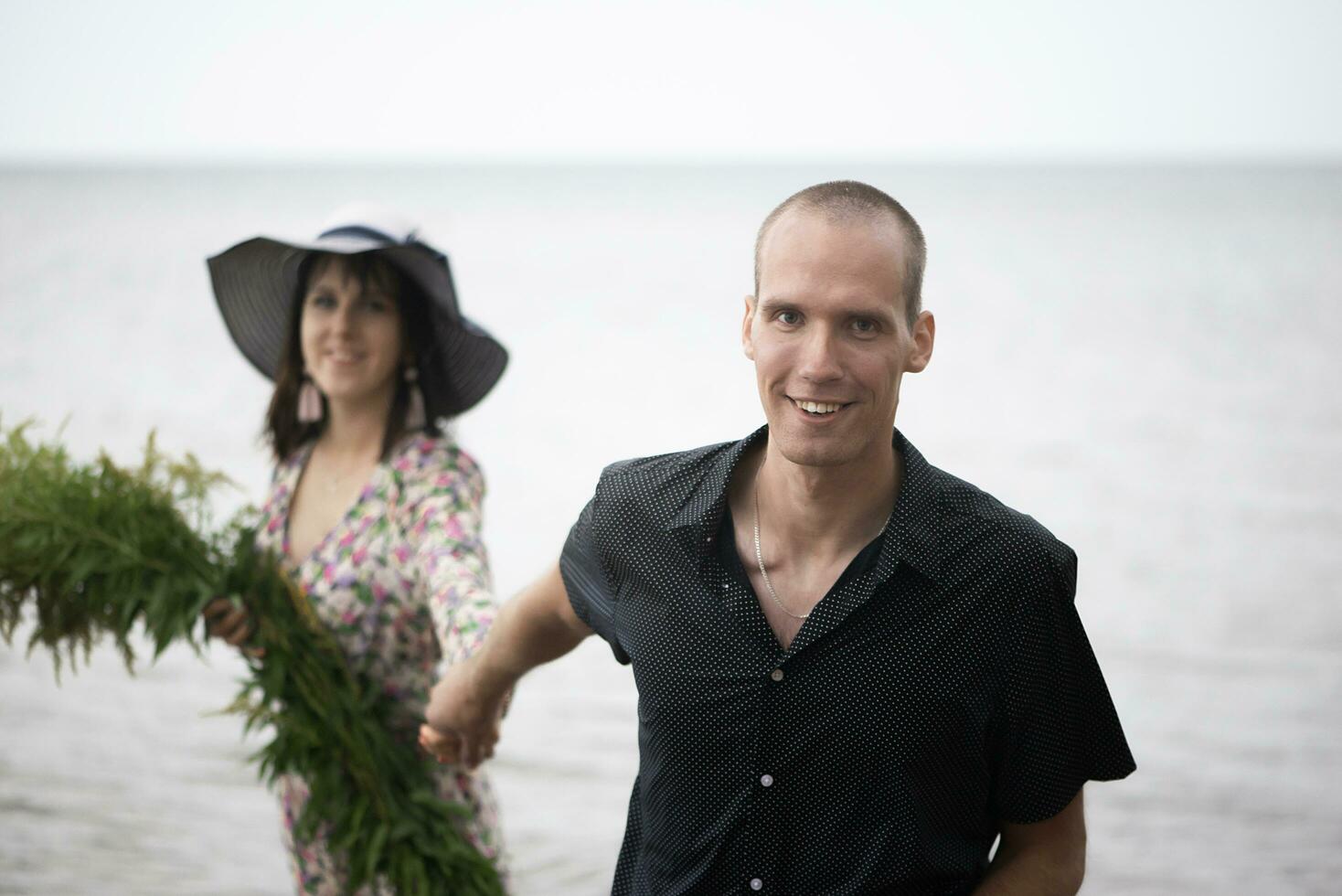 romantisch jong paar in liefde Aan de strand foto