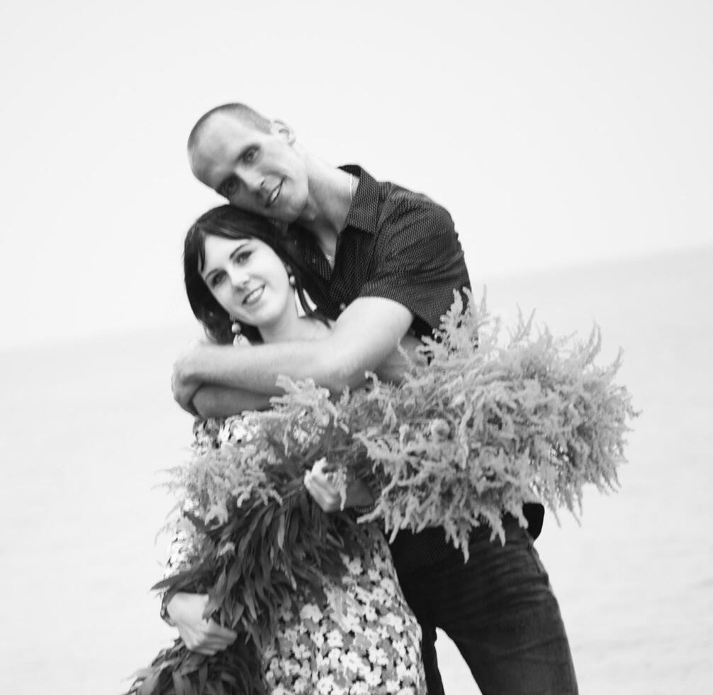 romantisch jong paar in liefde Aan de strand foto