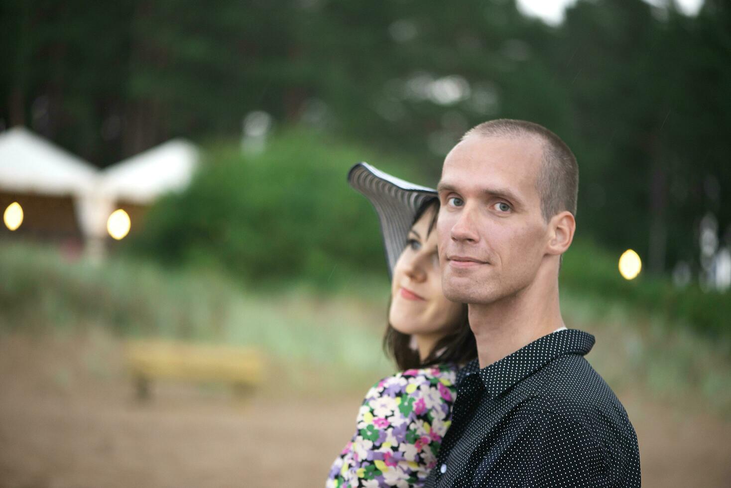 romantisch jong paar in liefde Aan de strand foto