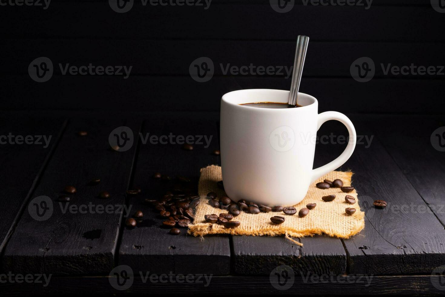 vers gebrouwen koffie. koffie kop of mok geregeld Aan een zwart houten tafel met geroosterd koffie bonen. espresso mokka cappuccino barista Aan donker achtergrond. foto