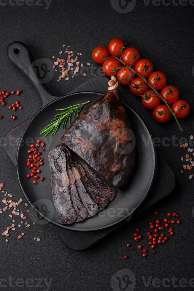 heerlijk gerookt of genezen mahan paard vlees worst met specerijen en kruiden foto