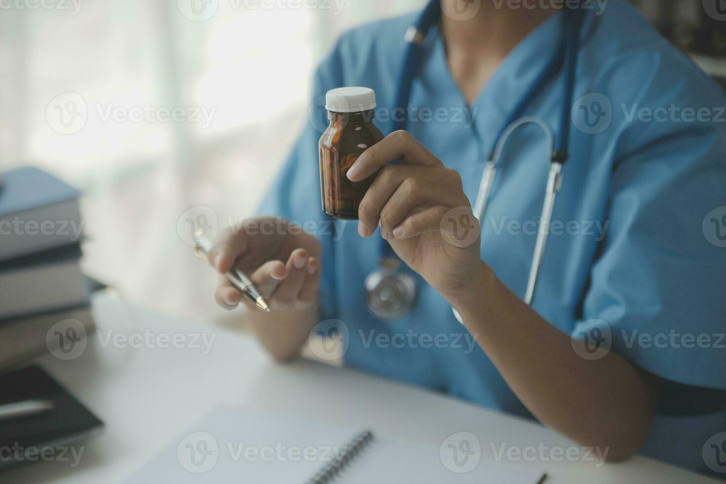 mannetje dokter schrijven uit rx recept, kopiëren ruimte, toestemming contract teken voorschrijven een remedie gezond levensstijl gezondheidszorg online medisch onderhoud concept foto