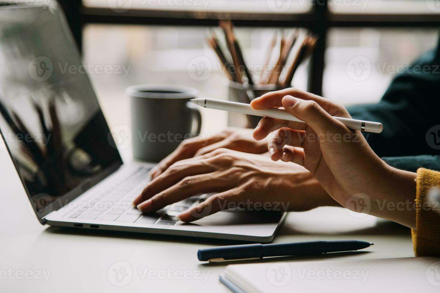 ondernemer Aziatische zakenman en zakenvrouw bespreken nieuw zakelijk project in tablet in moderne vergadering in modern kantoor, aziatisch casual bedrijfsconcept. foto