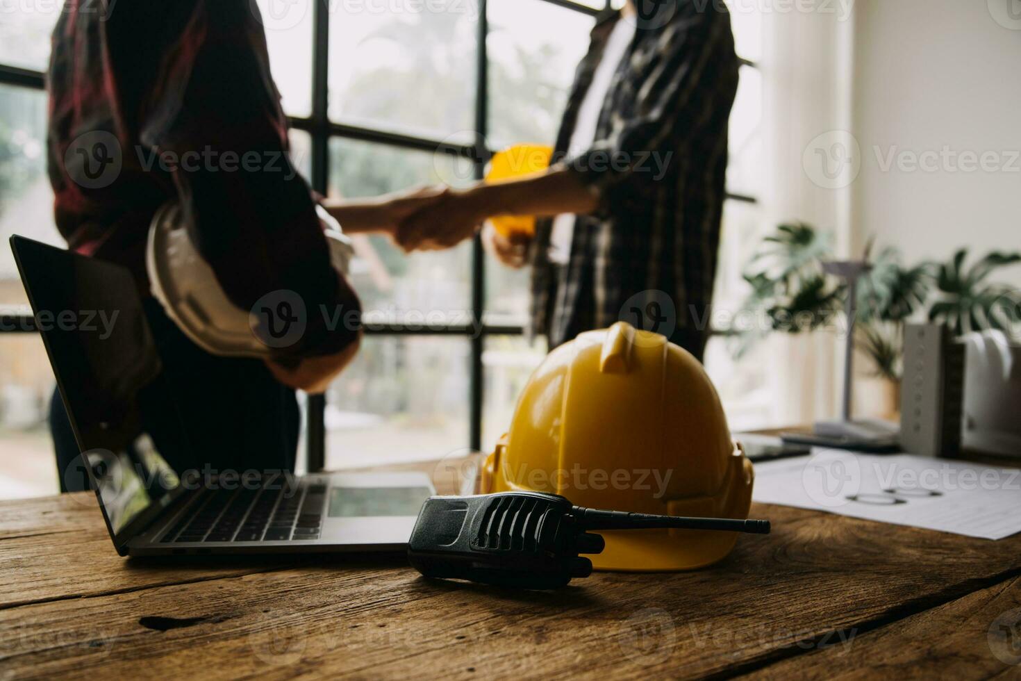 bouwkundig kantoor bureau achtergrond bouw project ideeën concept, met tekening uitrusting met mijnbouw licht foto