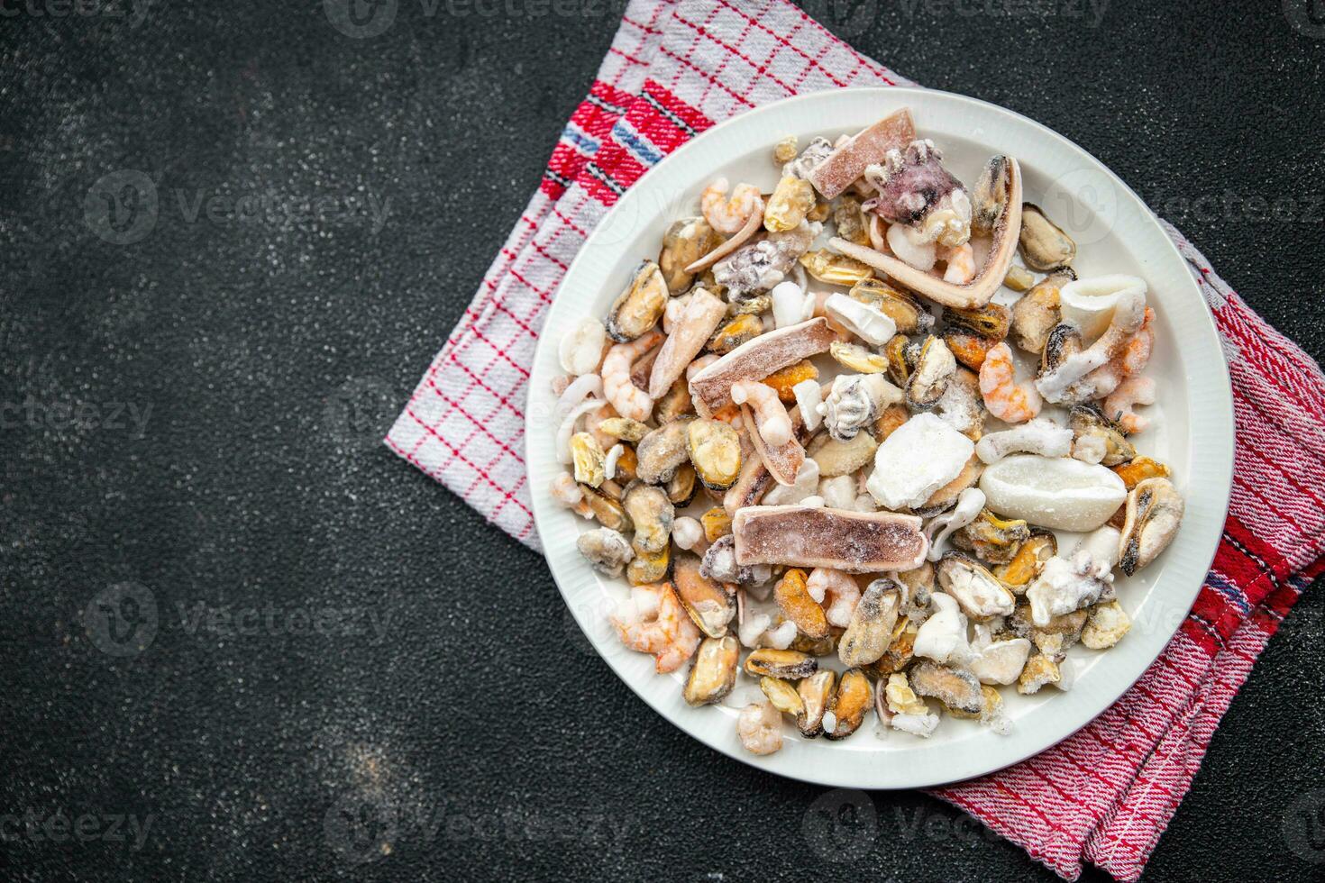 zeevruchten salade bevroren voedsel mosselen, rapan, Octopus, coquille, inktvis gezond maaltijd voedsel tussendoortje Aan de tafel kopiëren ruimte voedsel achtergrond rustiek top visie foto