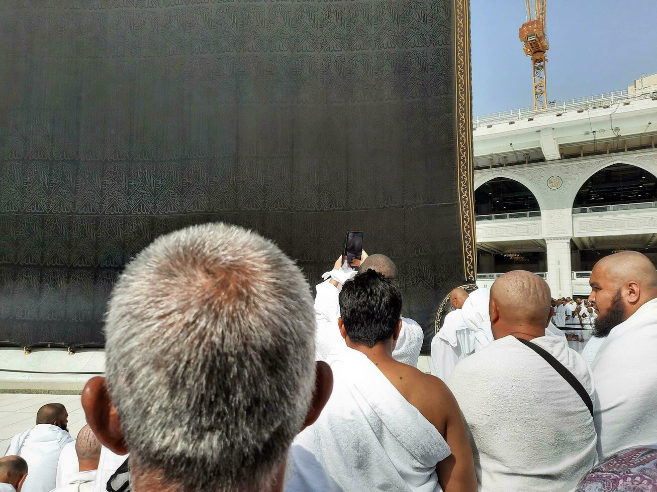 mekka, saudi Arabië, april 2023 - pelgrims van allemaal over- de wereld zijn Cadeau in de binnenplaats van masjid al-haram voor tawaf. foto