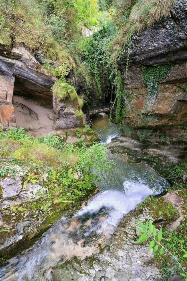 door de rivier- foto