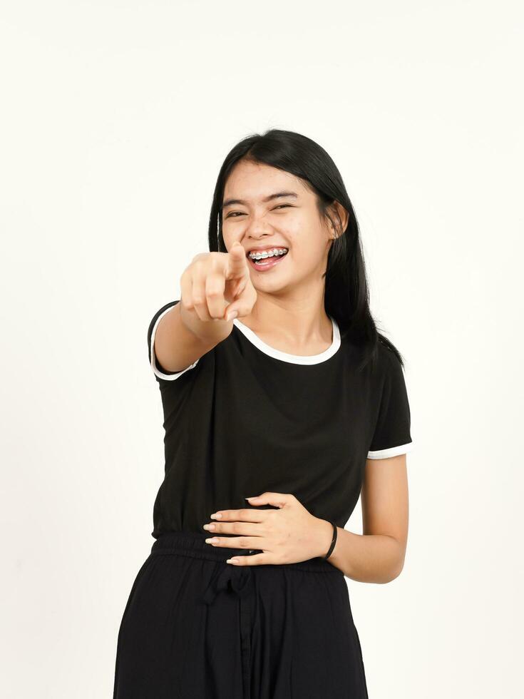richten Bij u en lachend van mooi Aziatisch vrouw geïsoleerd Aan wit achtergrond foto